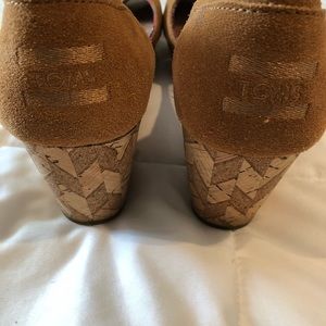 Toms wedges camel suede 9.5